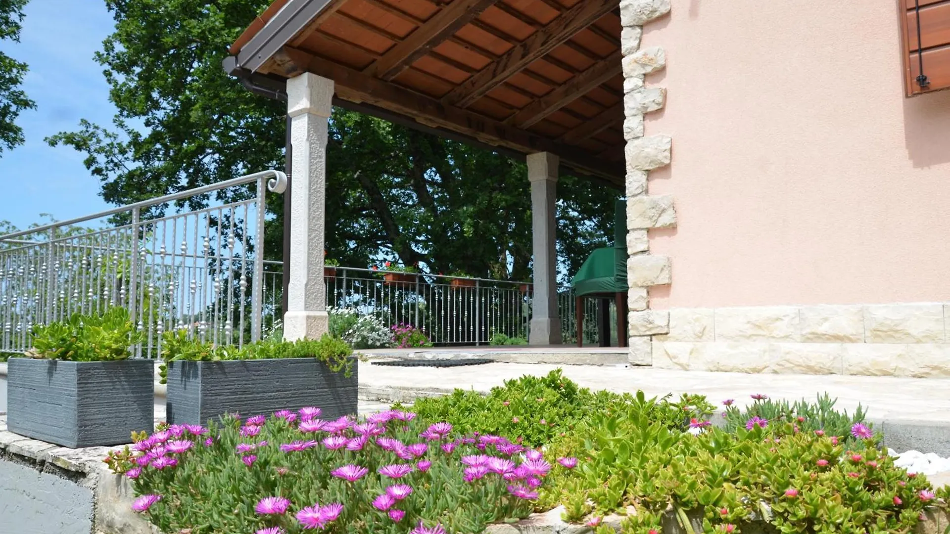 Dada\'S Cottage location